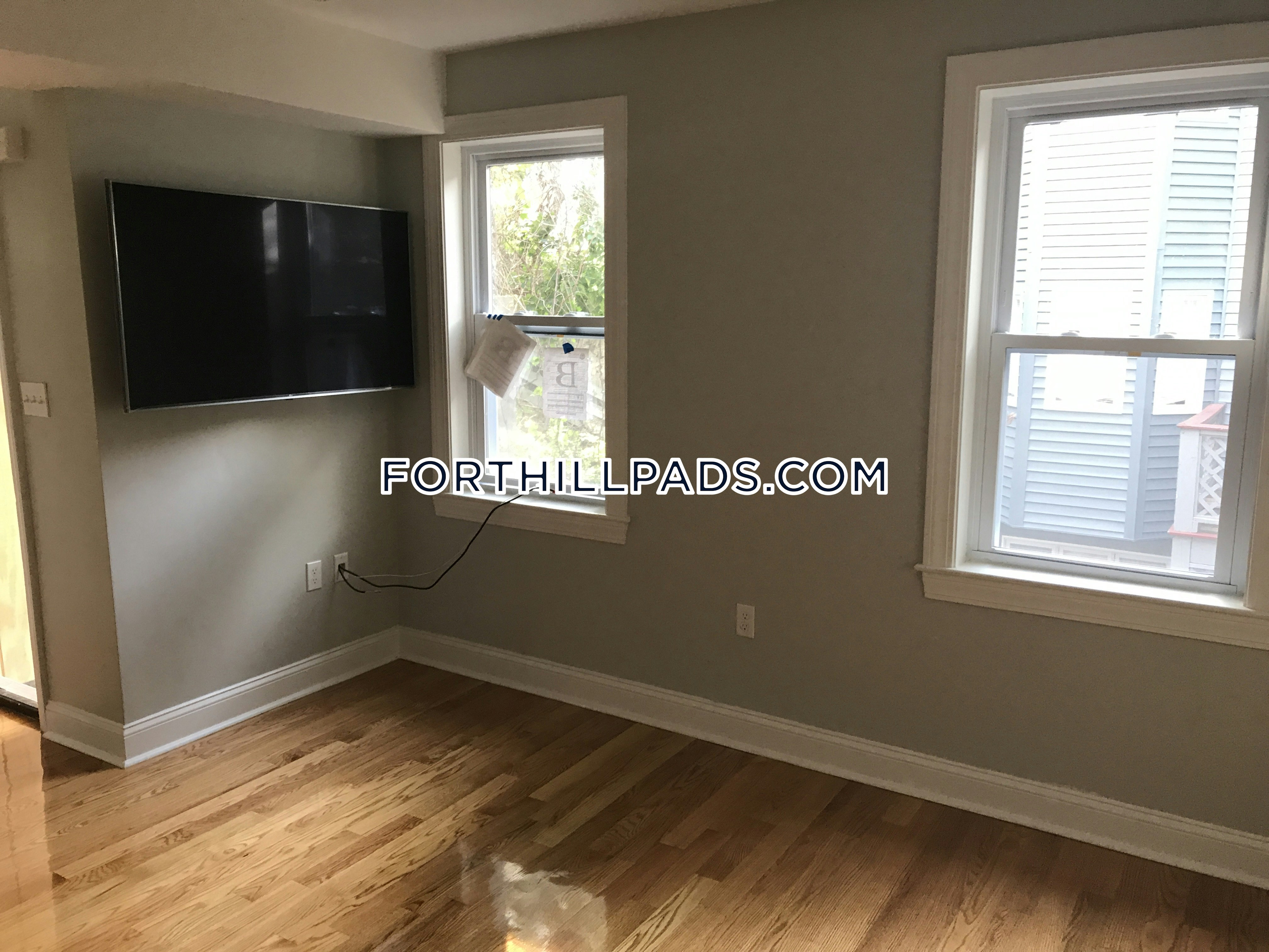 6 Saint James Pl, Roxbury