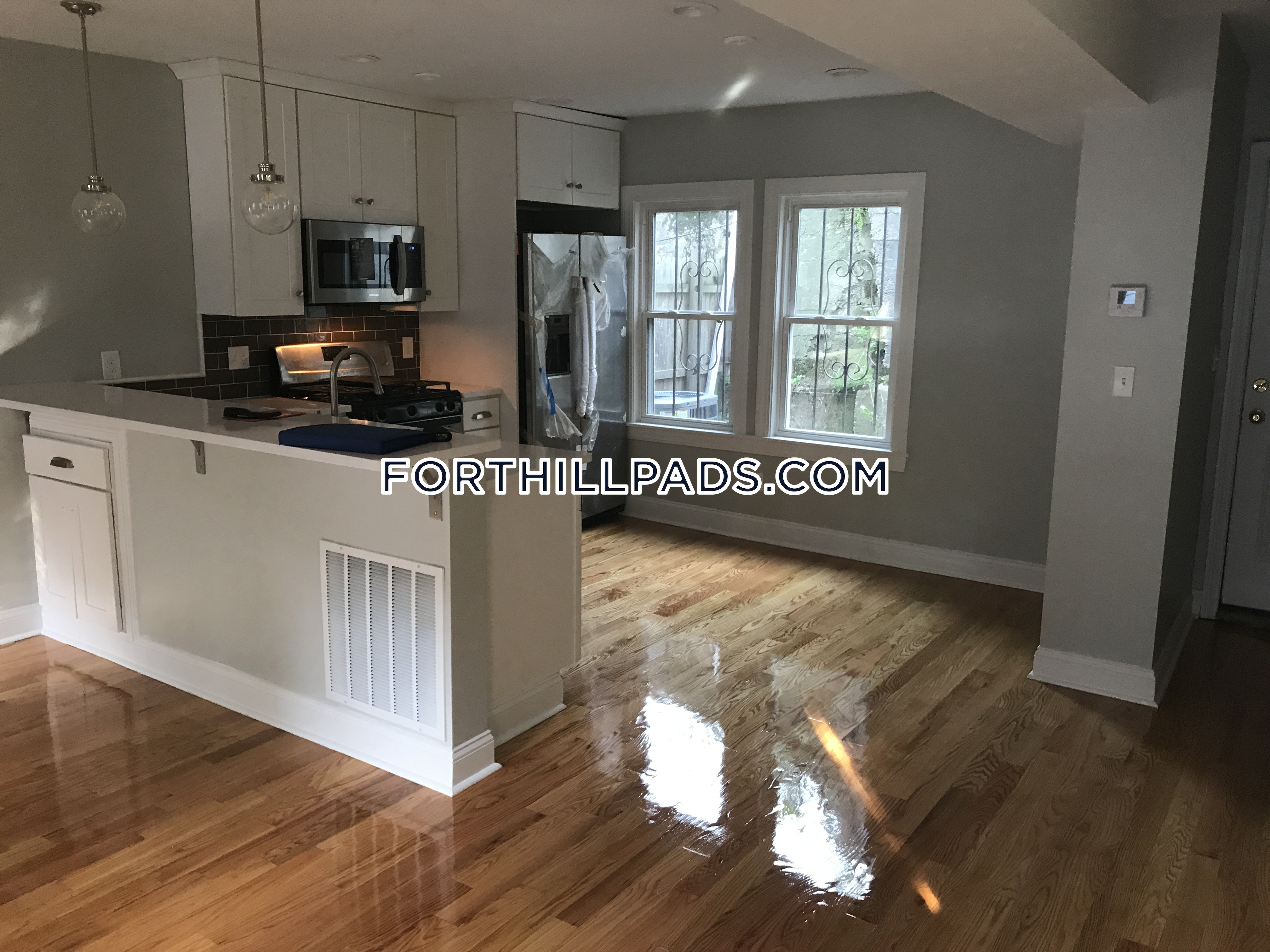 6 Saint James Pl, Roxbury