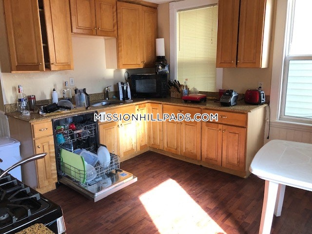 8 Eldora St, Mission Hill