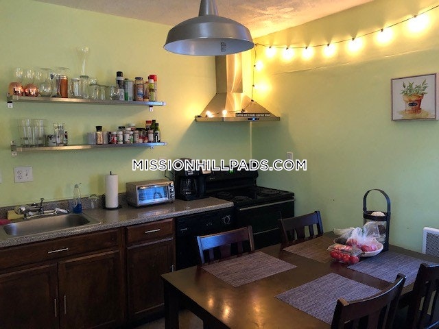 40 Hillside St, Mission Hill