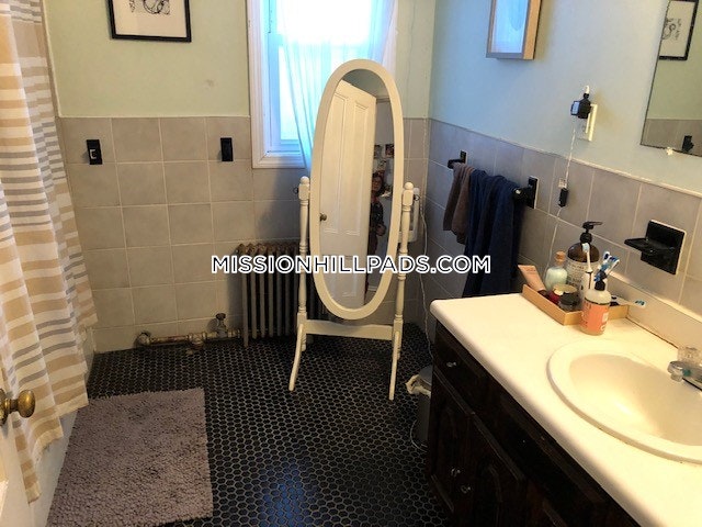 40 Hillside St, Mission Hill