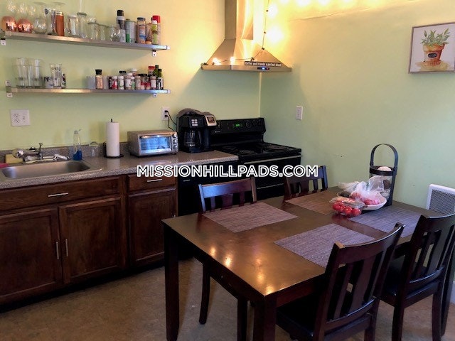 40 Hillside St, Mission Hill