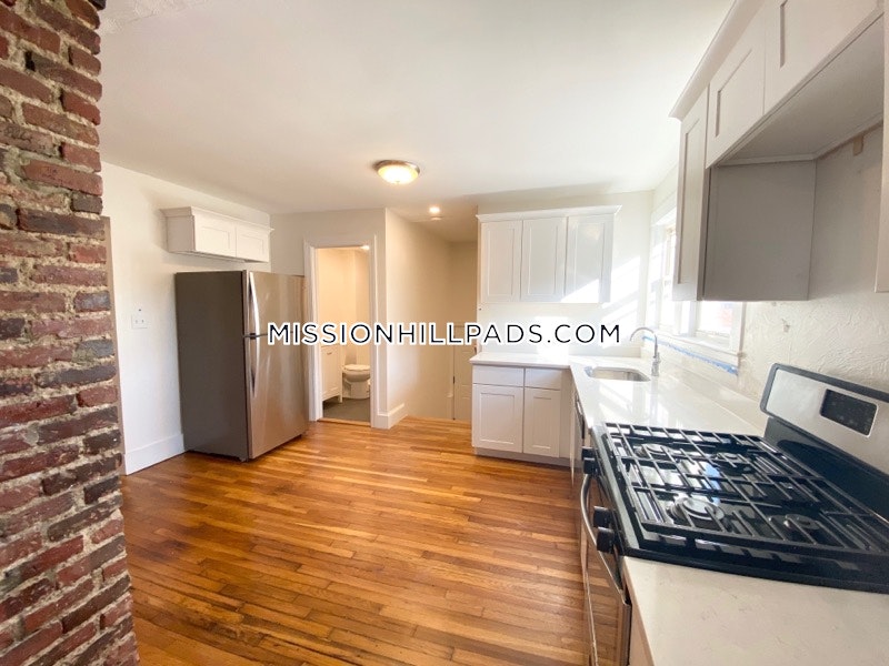 183 Hillside St, Mission Hill