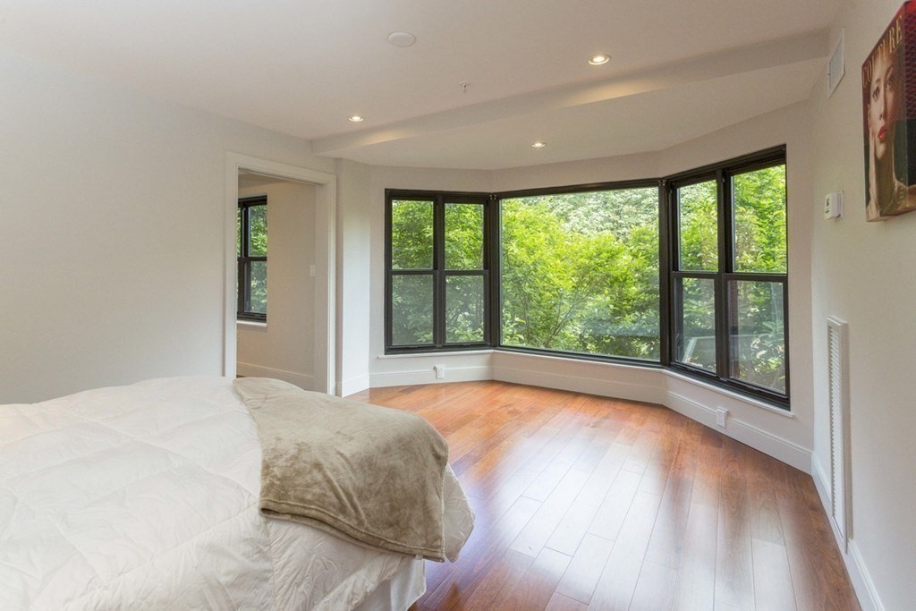 16 Harcourt St, Back Bay