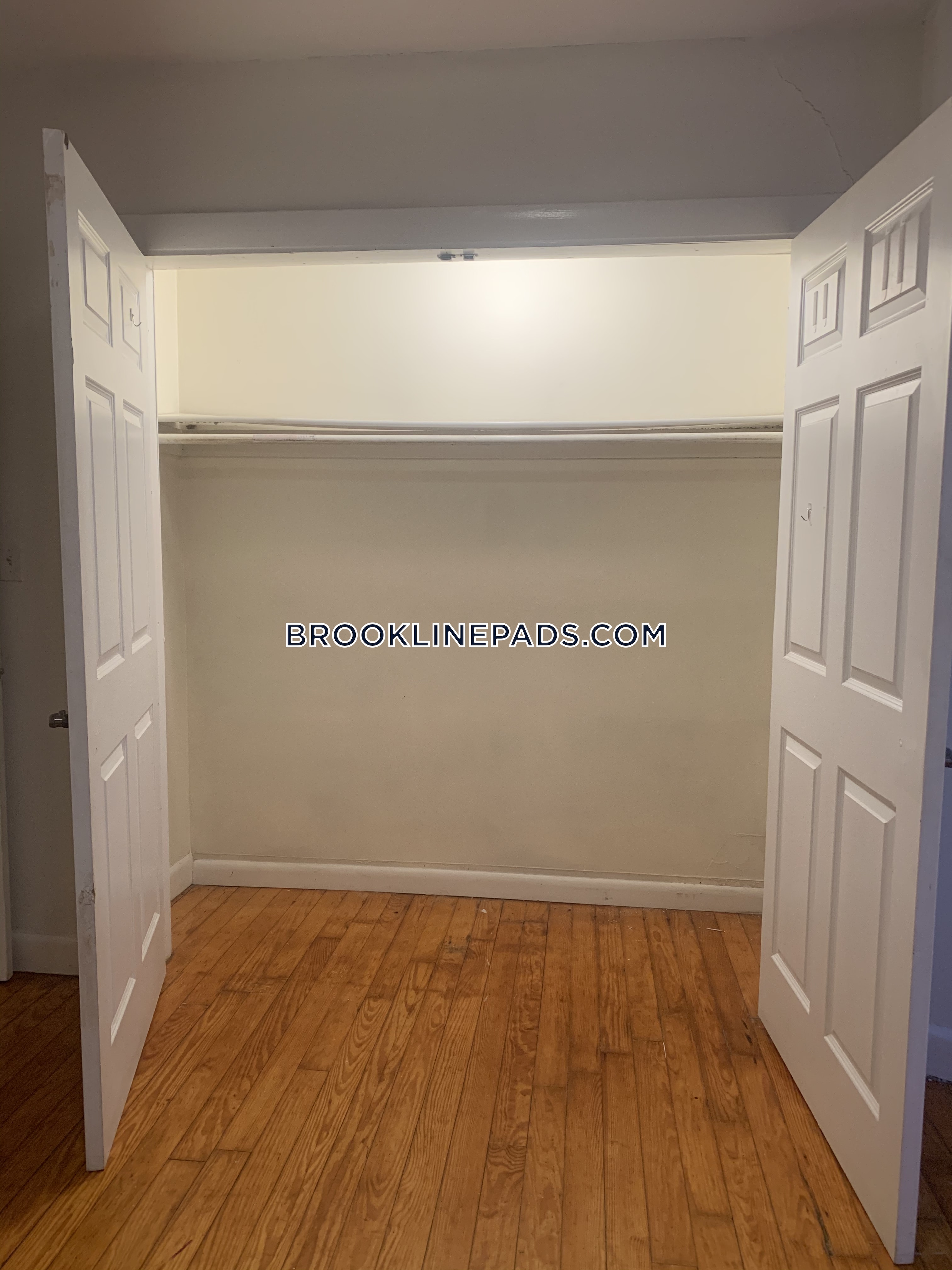 1728 Beacon St, Washington Square