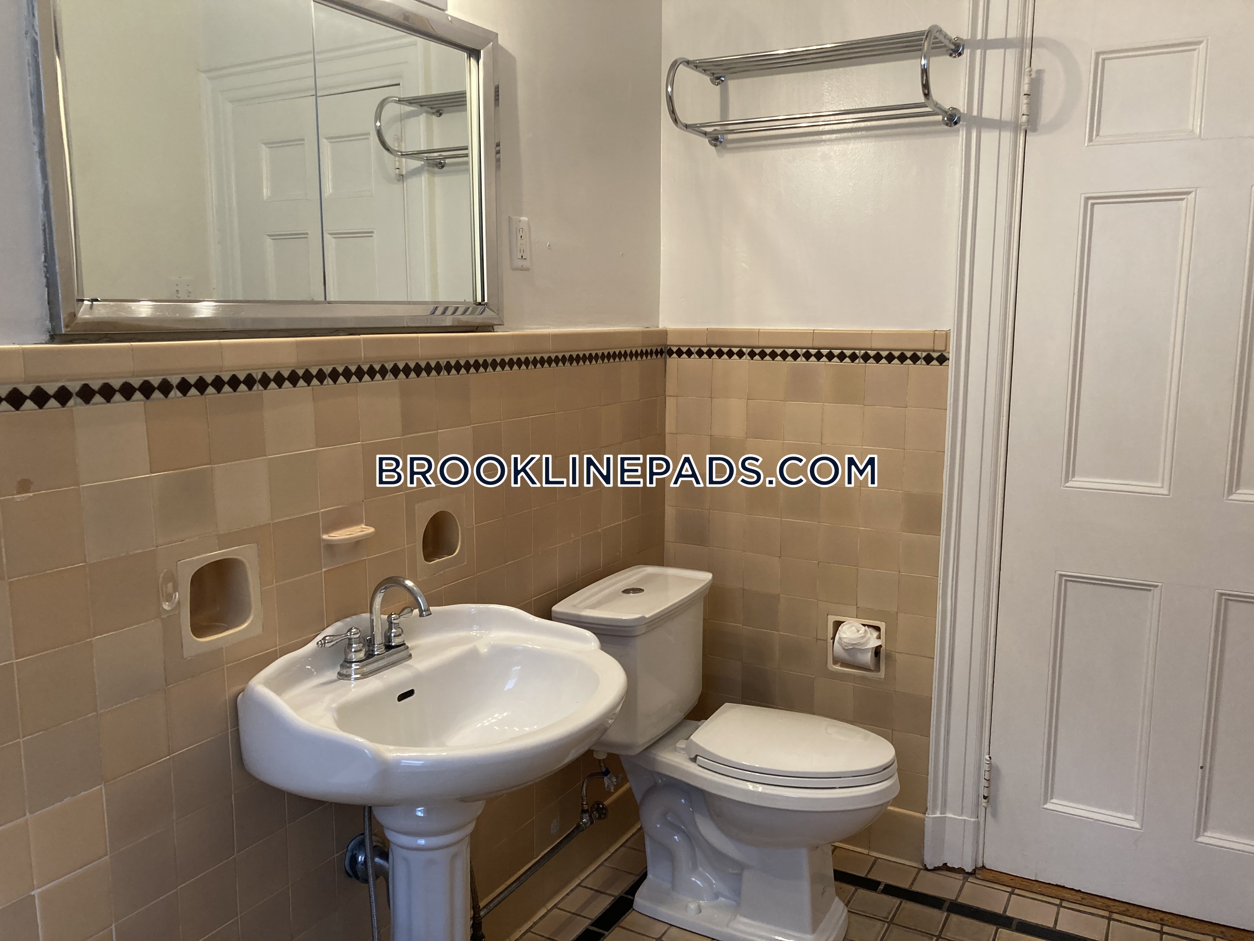 1714.1 Beacon St, Washington Square