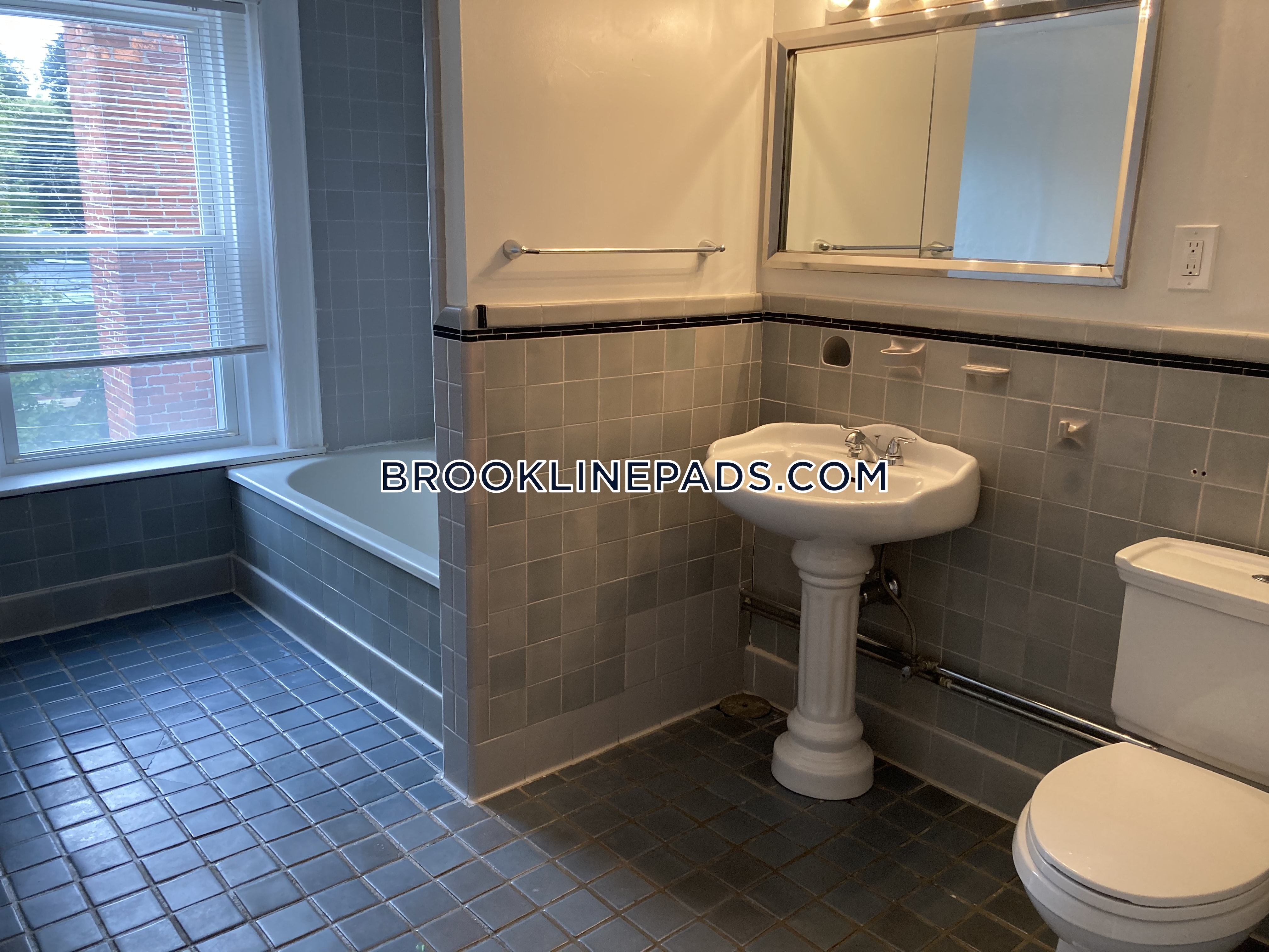 1714.1 Beacon St, Washington Square