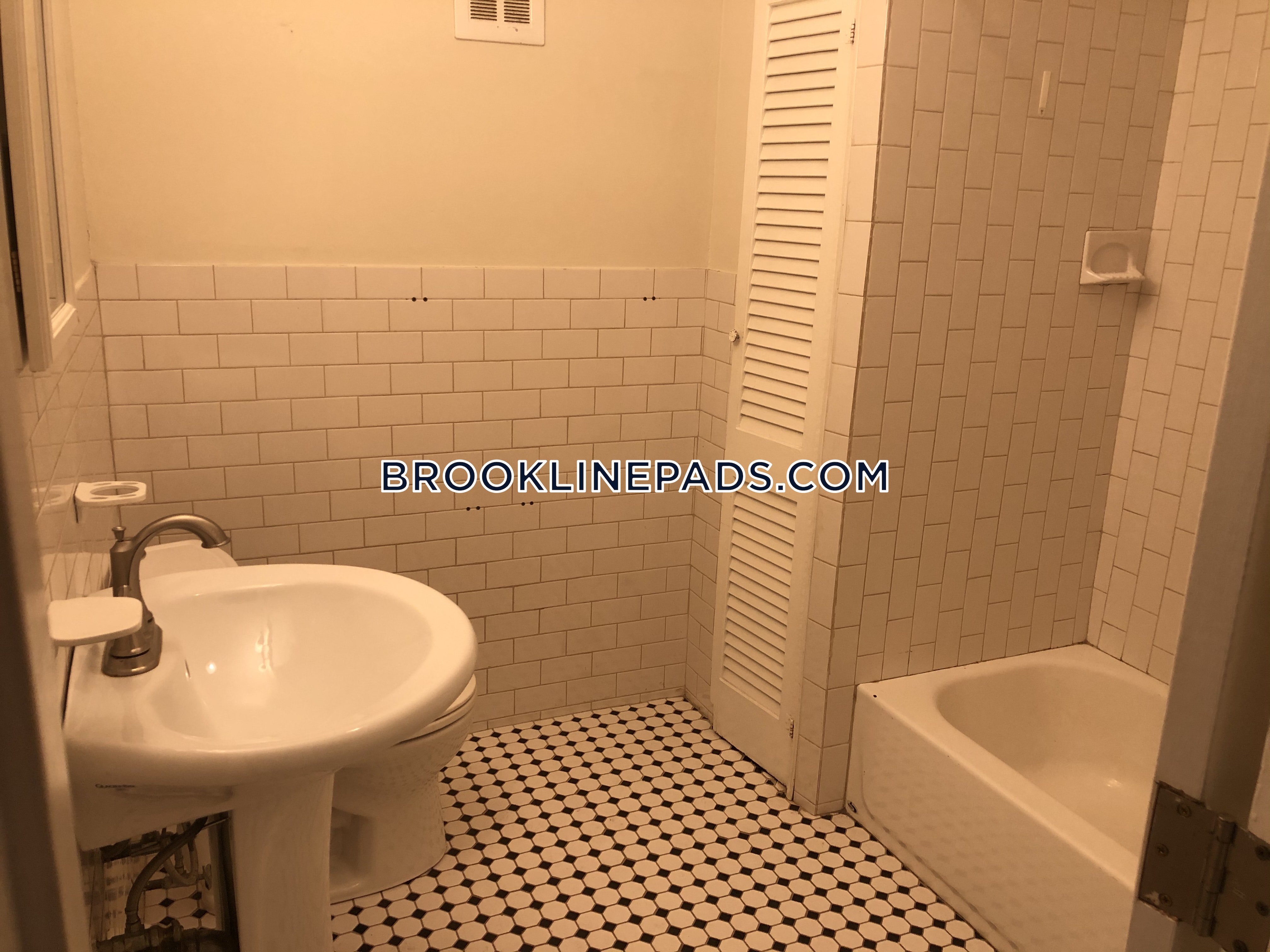 1728 Beacon St, Washington Square