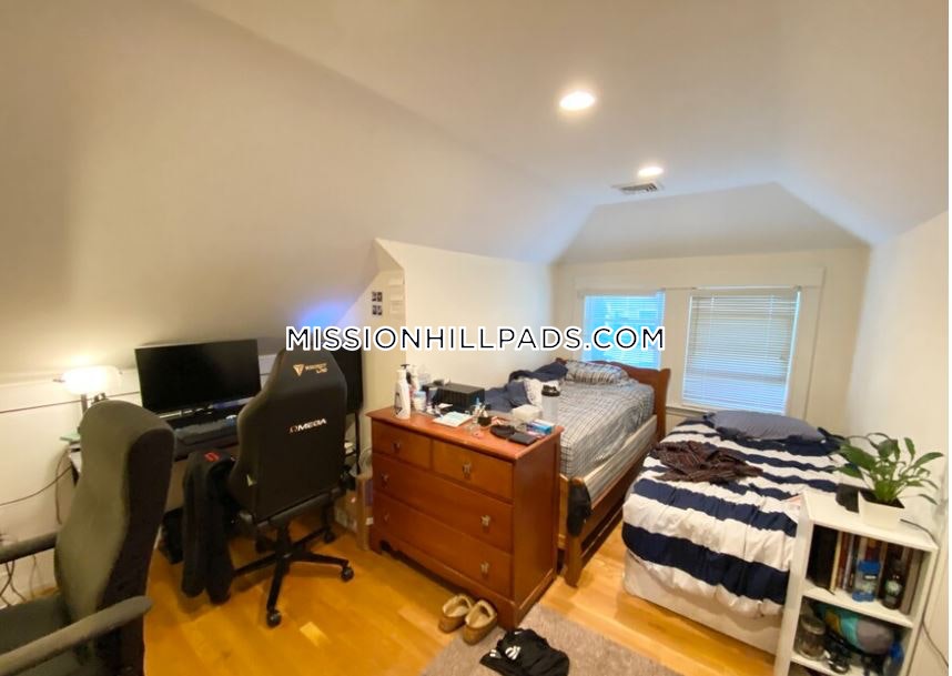 15 Sunset St, Mission Hill