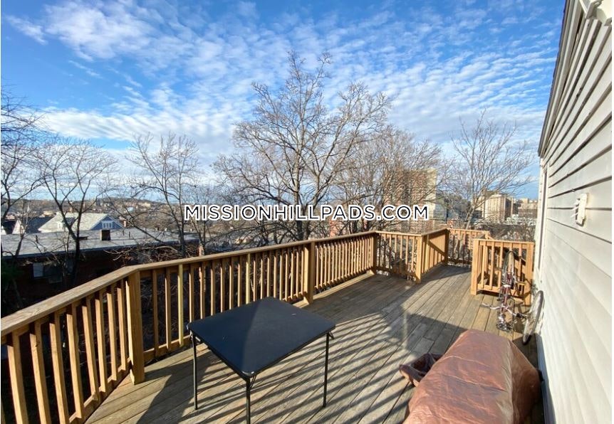 15 Sunset St, Mission Hill