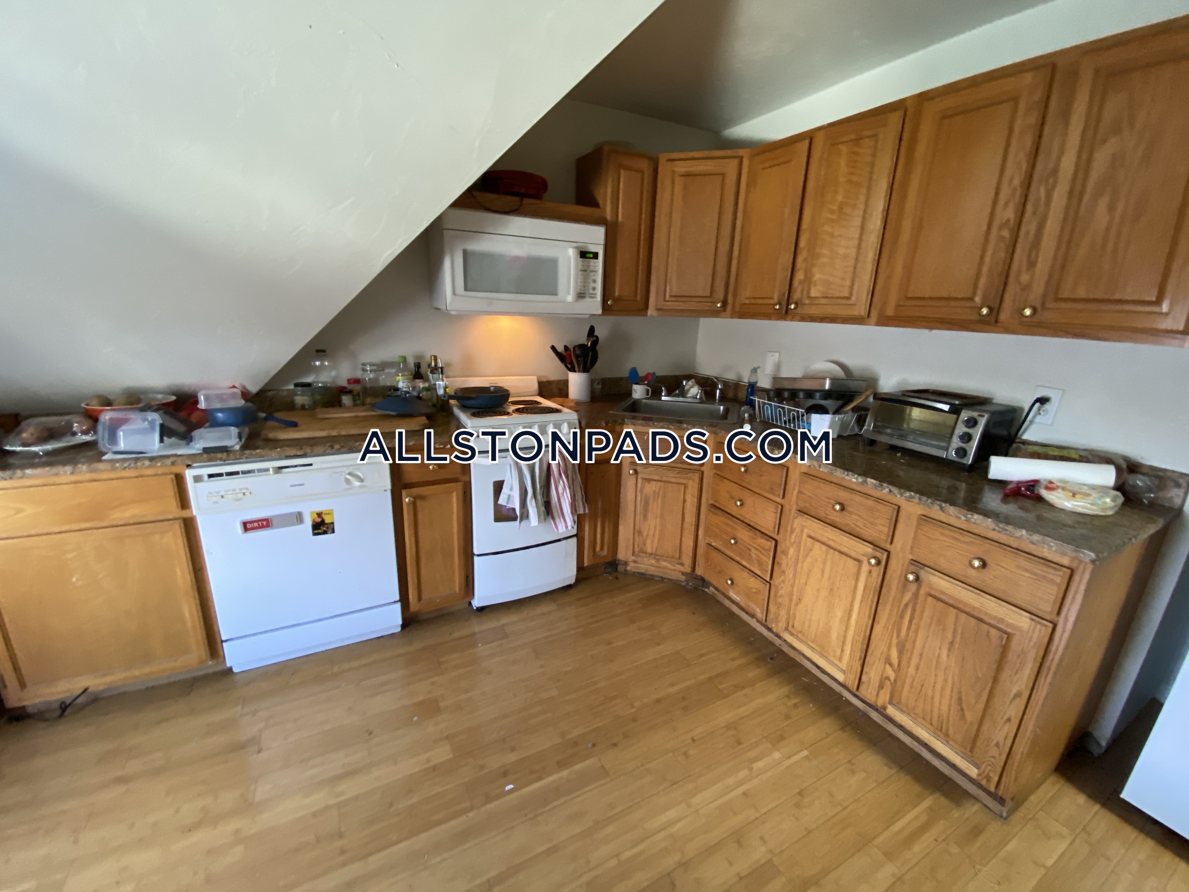 18 Greylock Rd, Allston