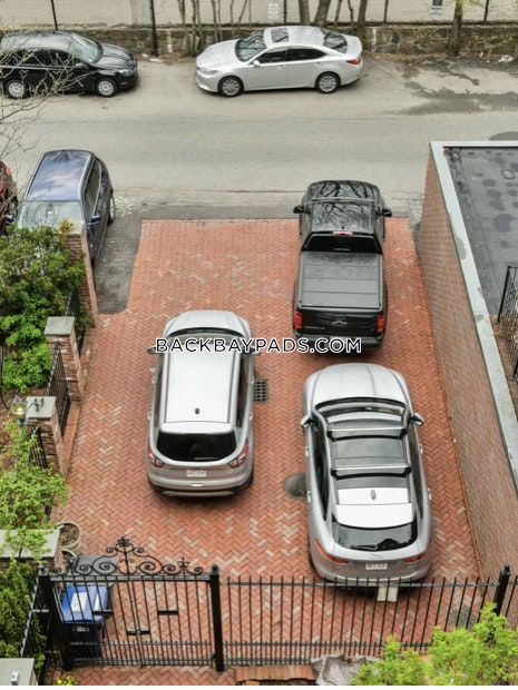 214 Beacon St, Back Bay