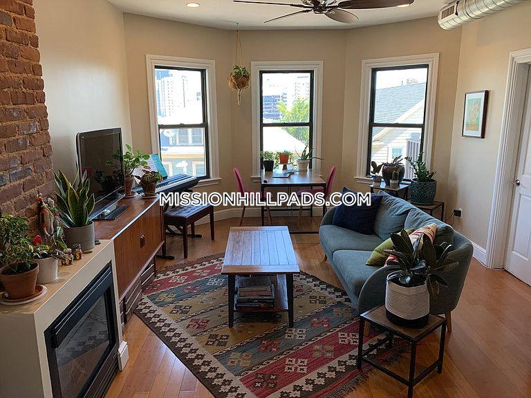 176 Hillside St, Mission Hill