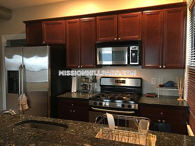 176 Hillside St, Mission Hill