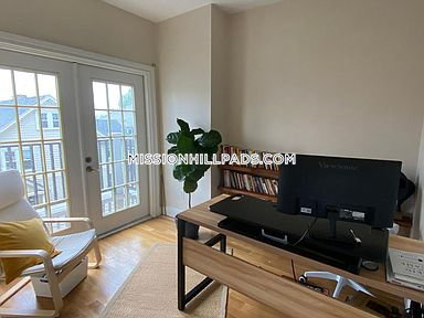 176 Hillside St, Mission Hill