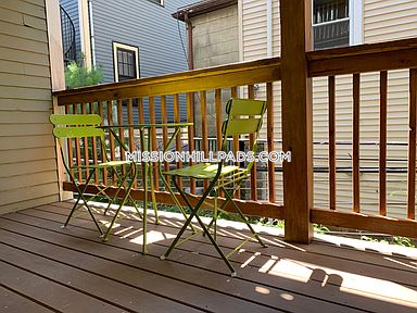 176 Hillside St, Mission Hill