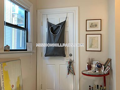 176 Hillside St, Mission Hill