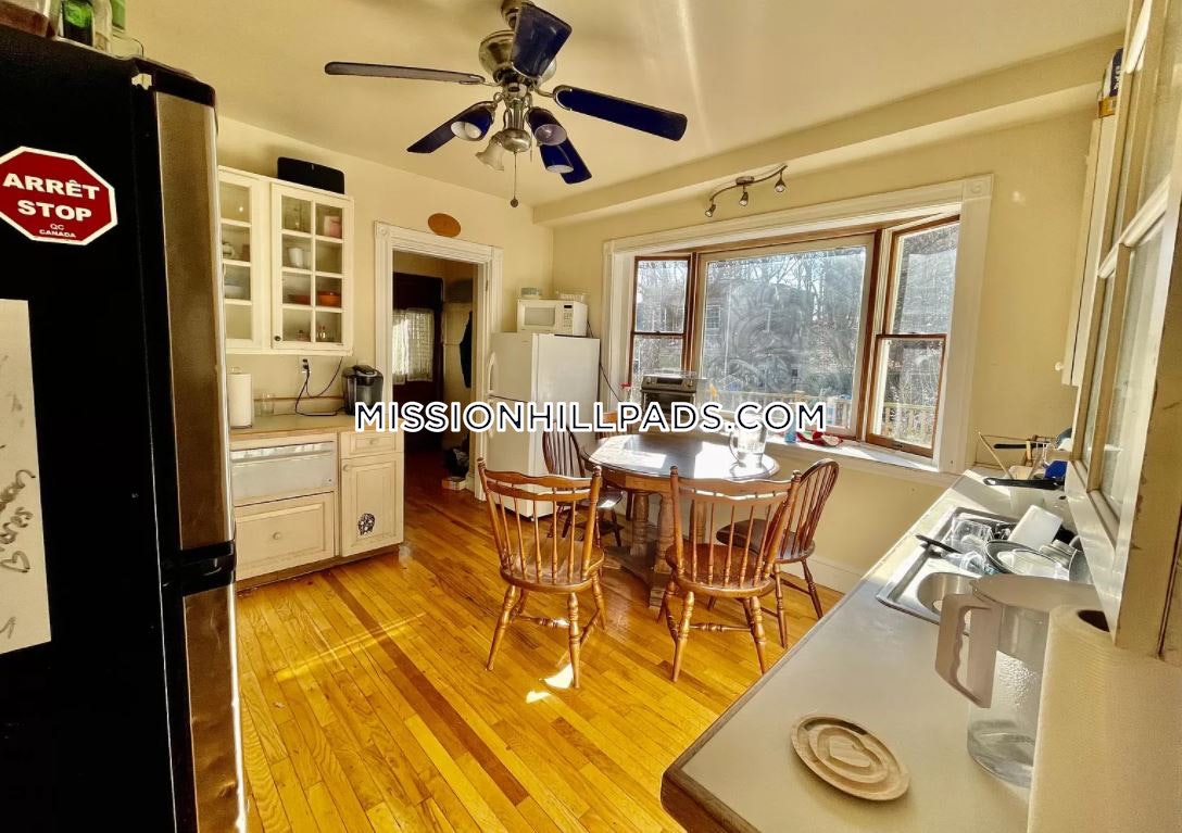 6 Hillside St, Mission Hill