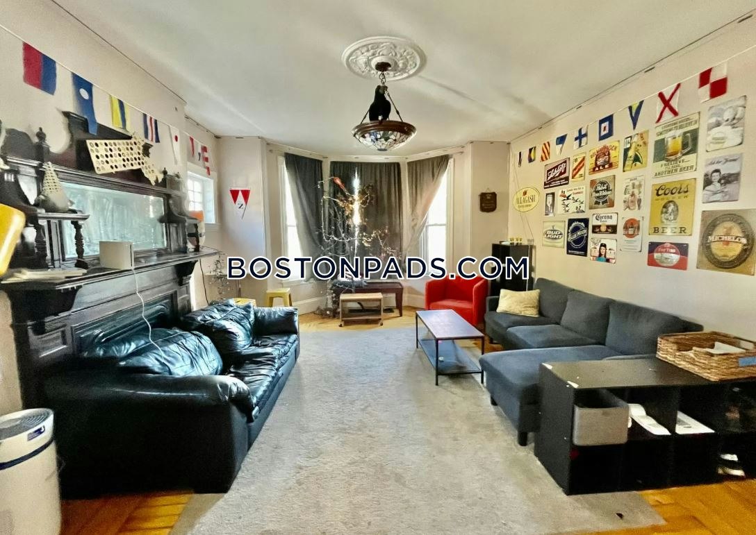 6 Hillside St, Mission Hill