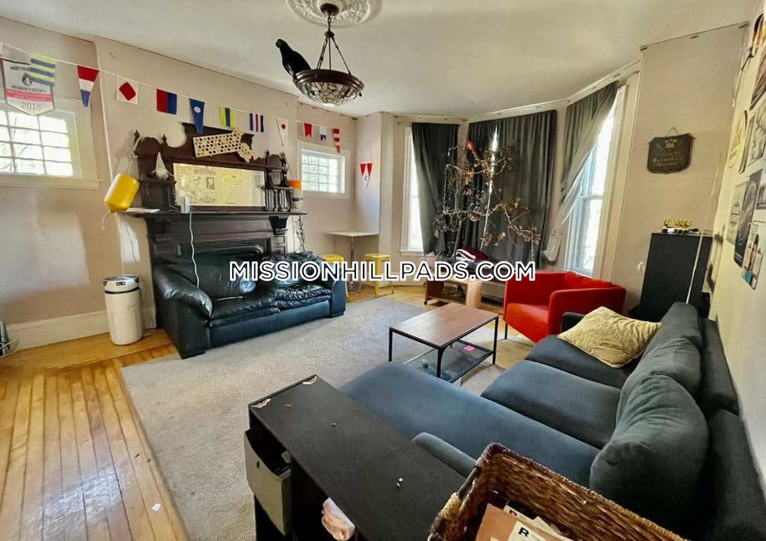 6 Hillside St, Mission Hill