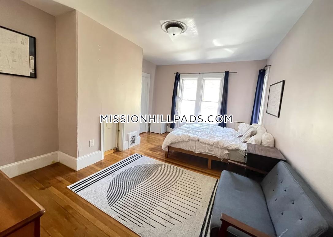 6 Hillside St, Mission Hill