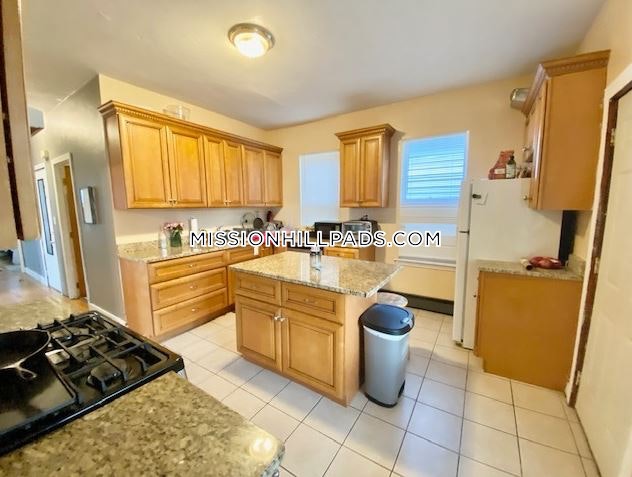 8 Eldora St, Mission Hill