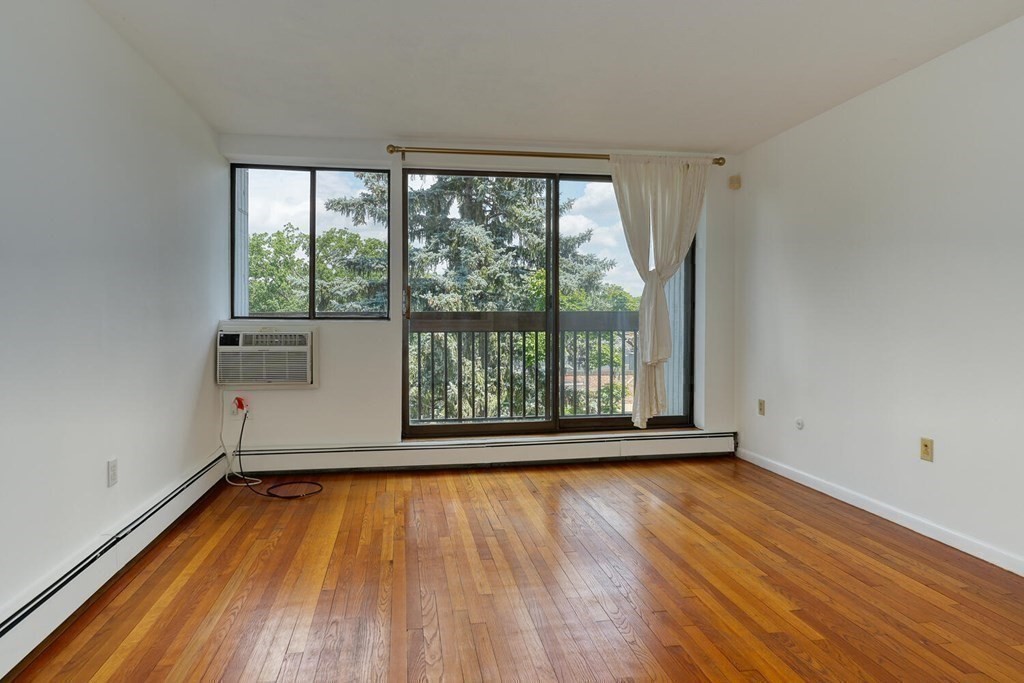 1643 Cambridge St, Mid-Cambridge