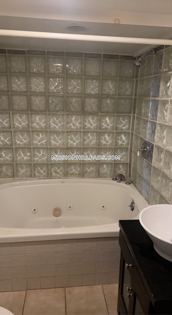 8 Sewall St, Mission Hill