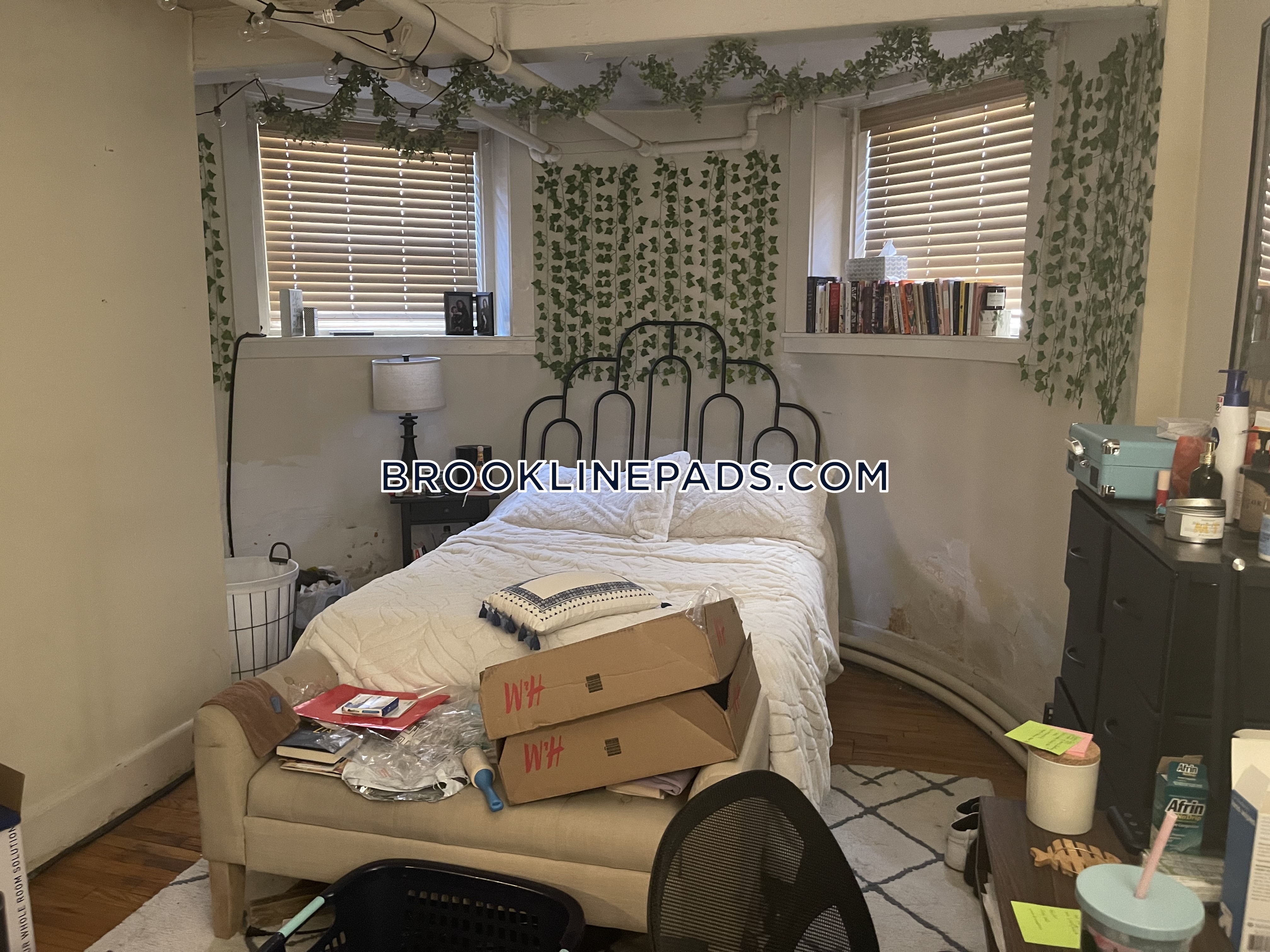 1748 Beacon St, Washington Square