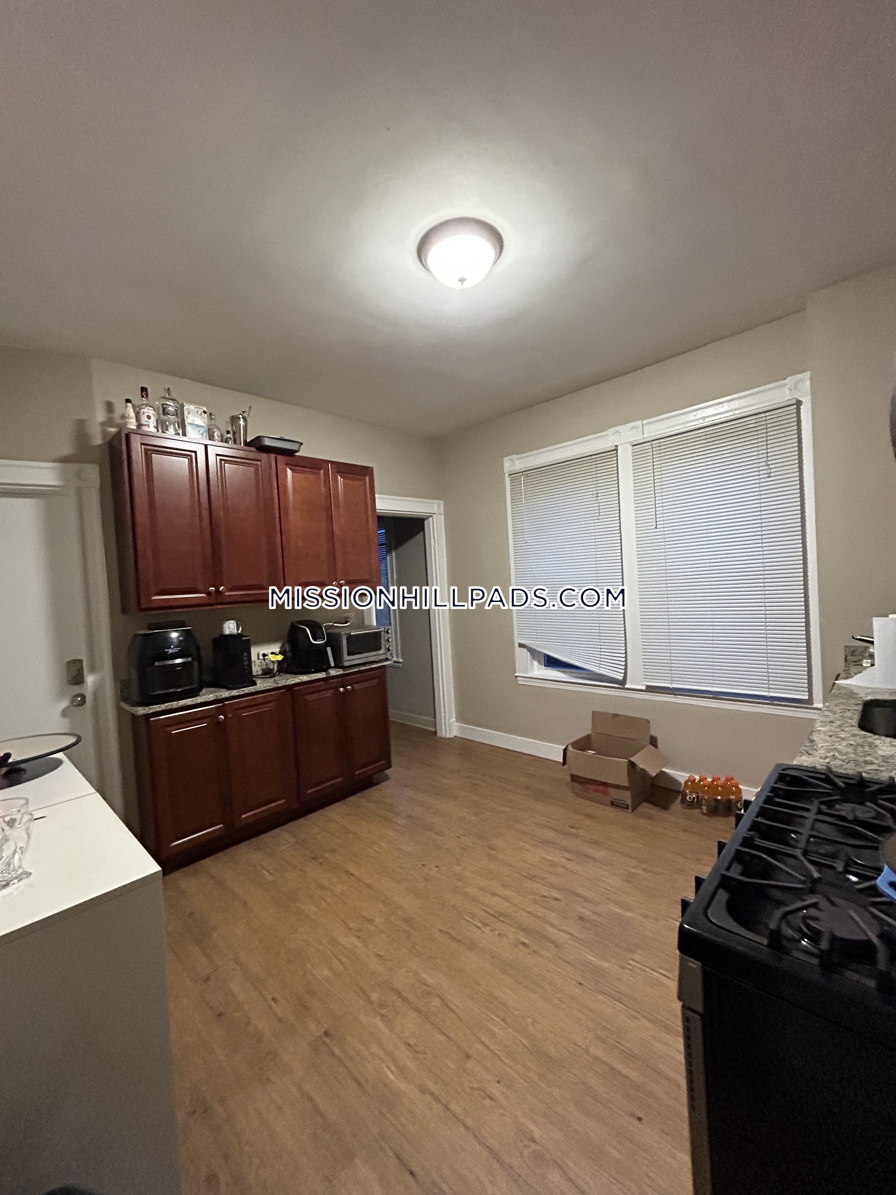 6 Sunset St, Mission Hill