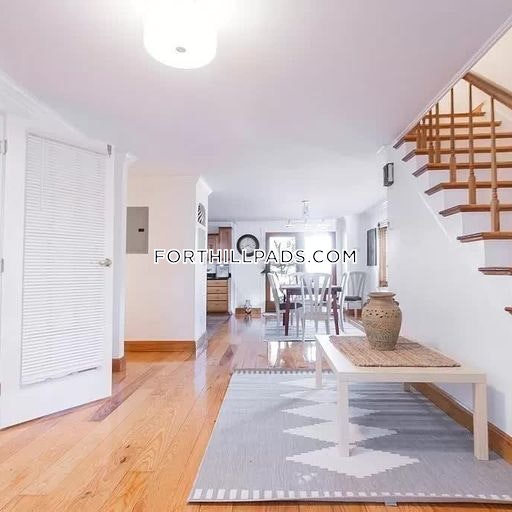 35 Fort Ave, Roxbury