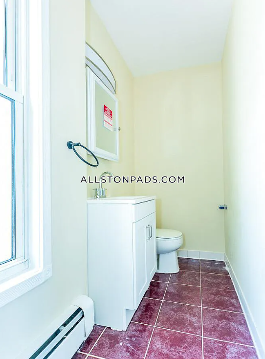 36 Pratt St, Allston