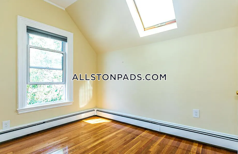 36 Pratt St, Allston