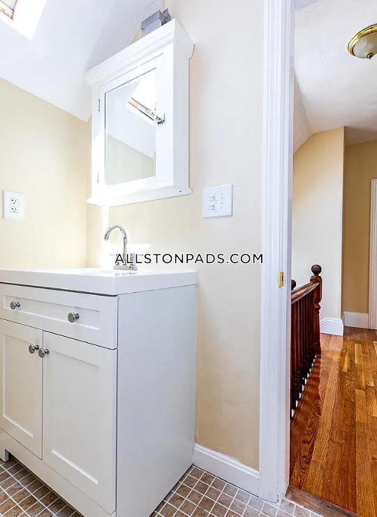 36 Pratt St, Allston