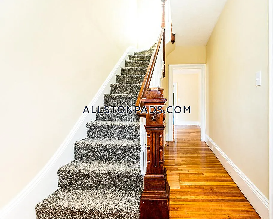 36 Pratt St, Allston