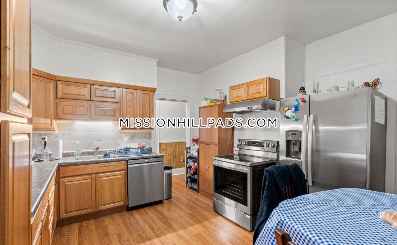 78 Hillside St, Fenway