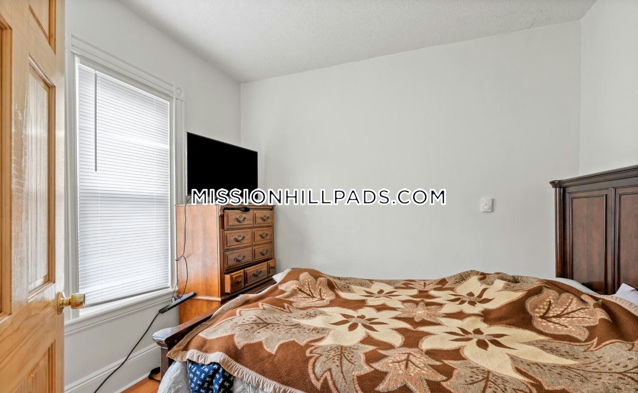 78 Hillside St, Fenway