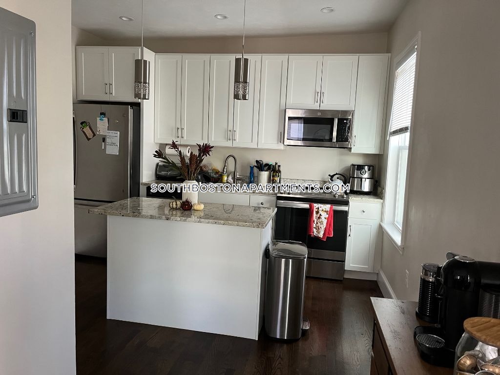 411 7th St, South Boston