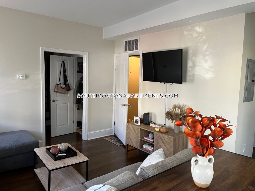 411 7th St, South Boston