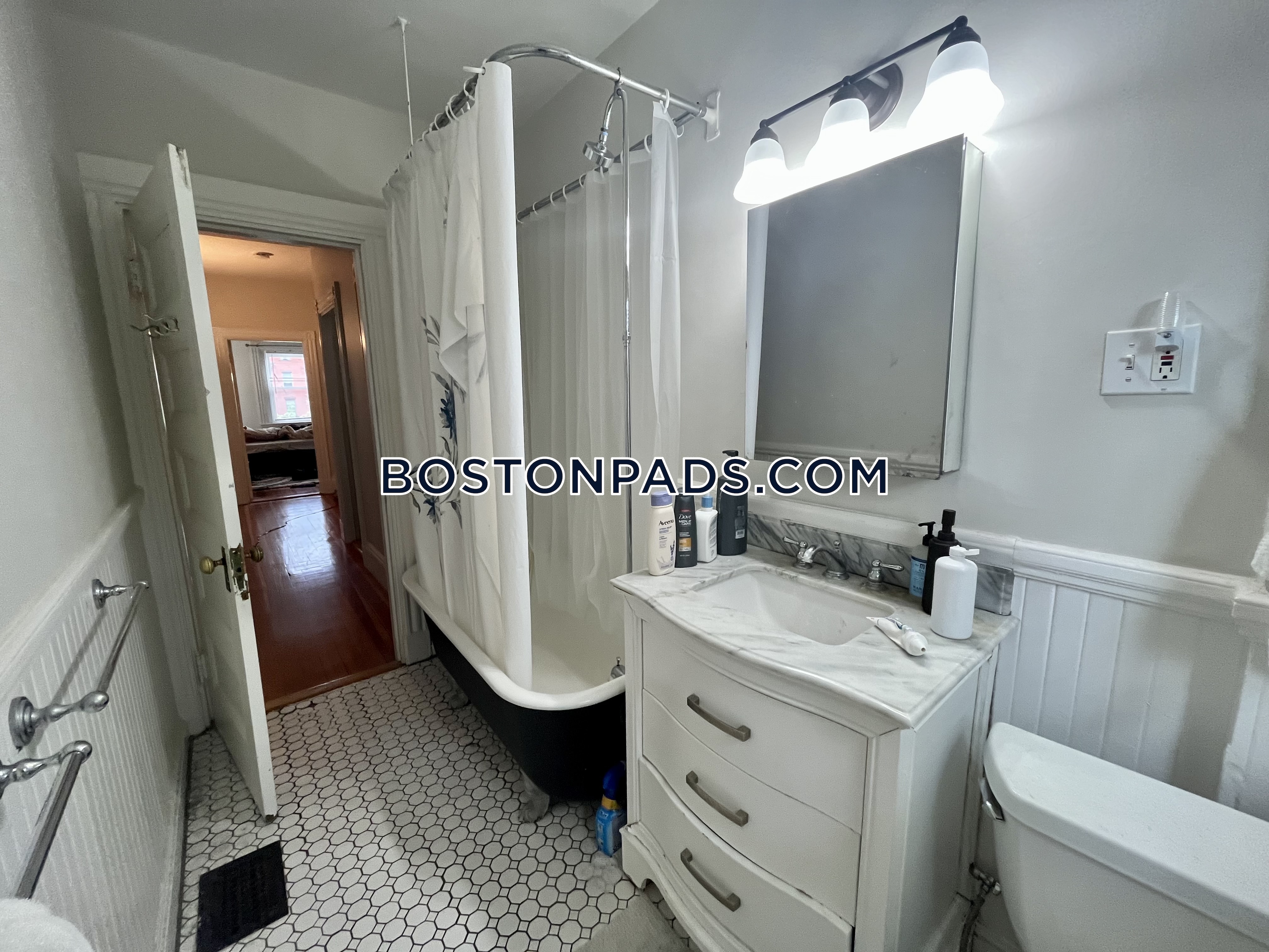 917 Beacon St, Fenway