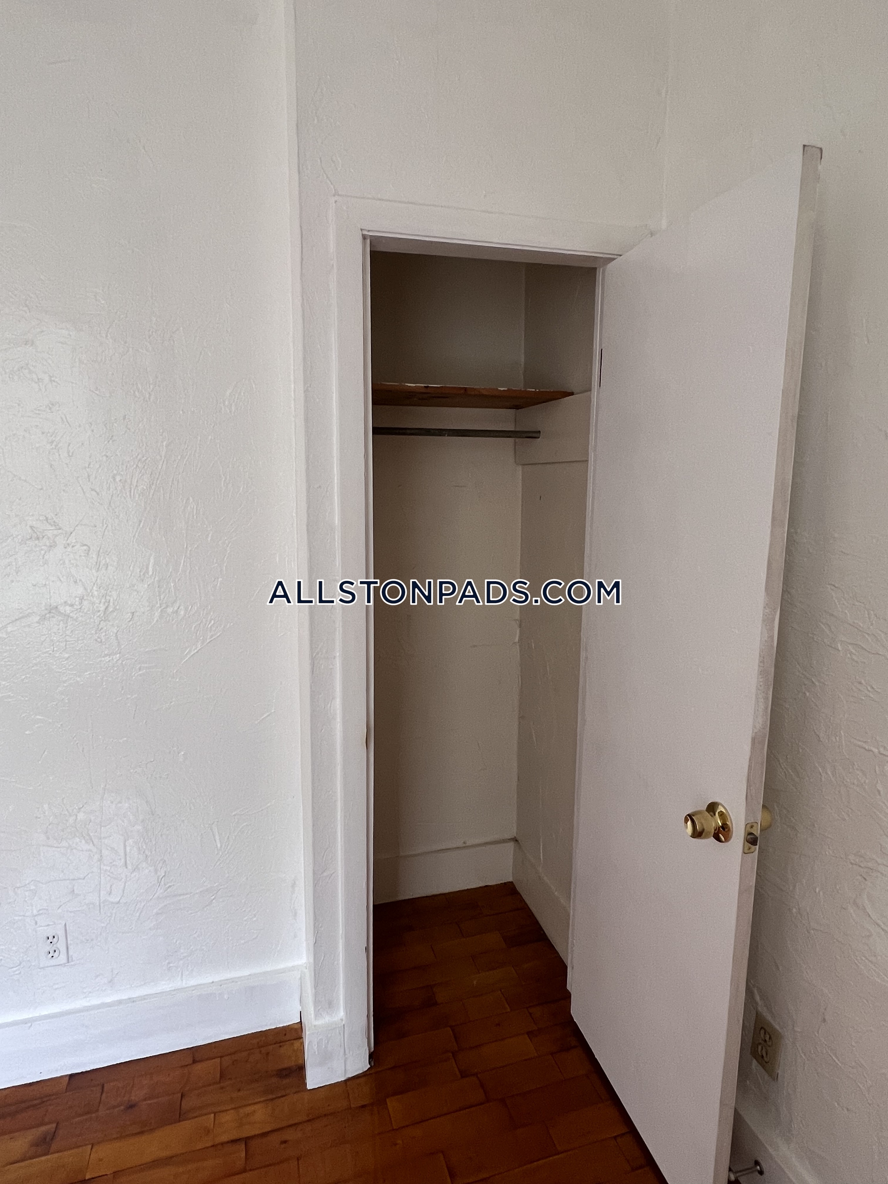 4 Adella Pl, Allston