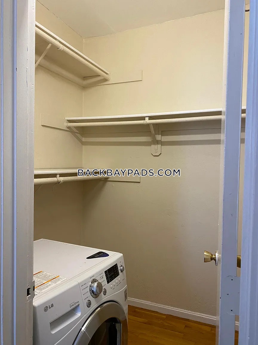 226 Newbury St, Back Bay