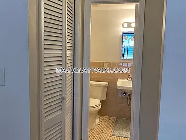 226 Newbury St, Back Bay