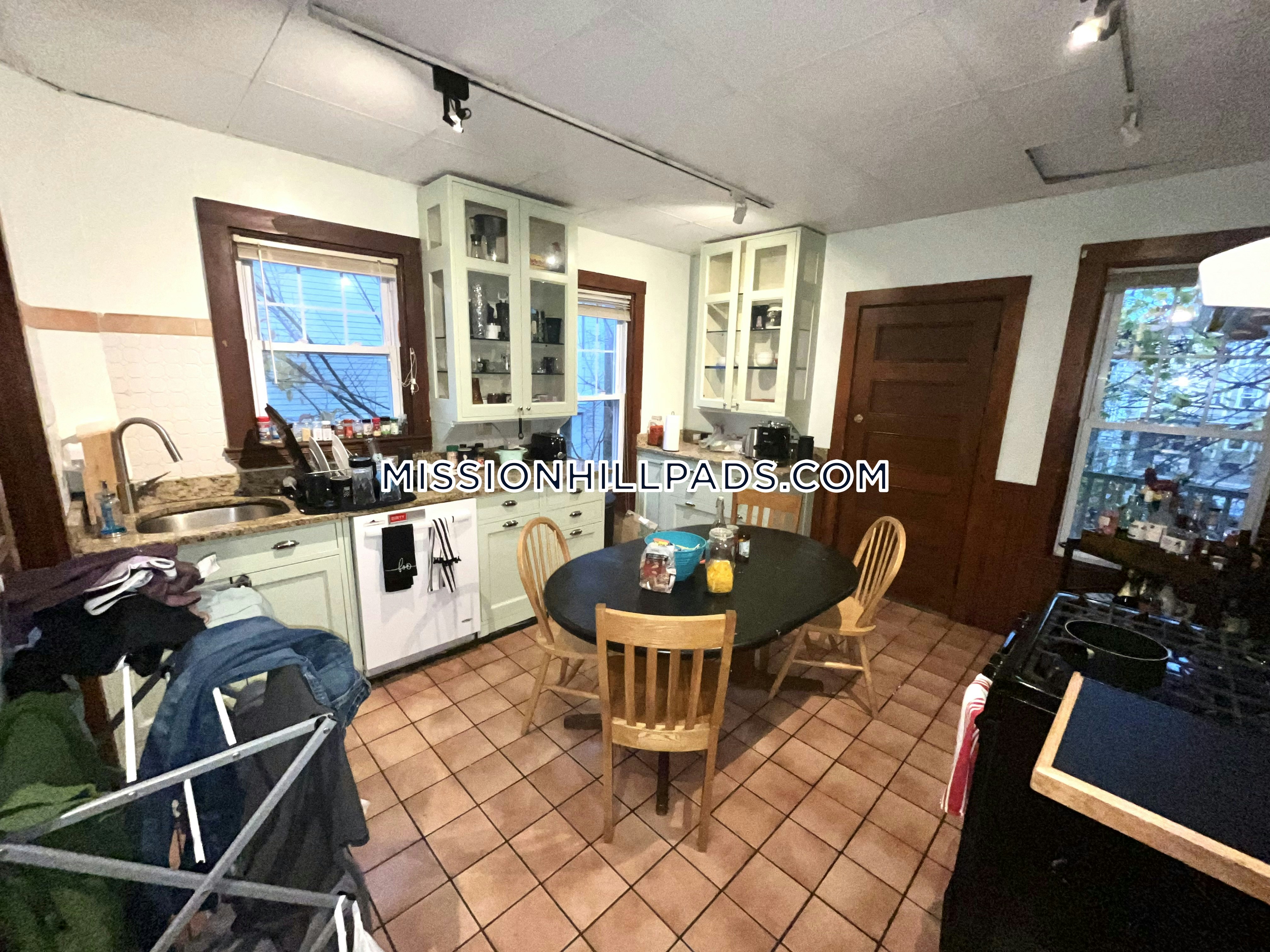 67 Hillside St, Mission Hill