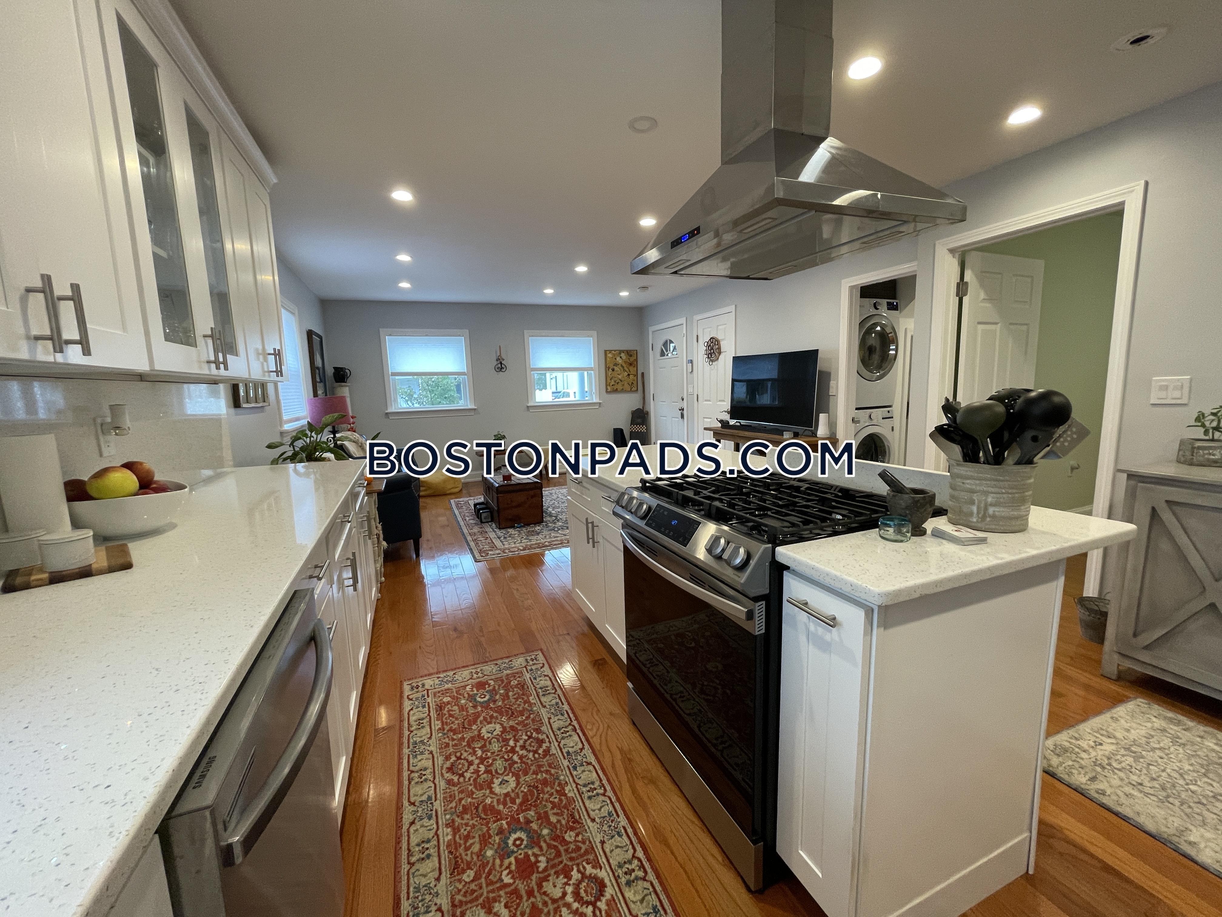 1495 Hyde Park Ave, Hyde Park