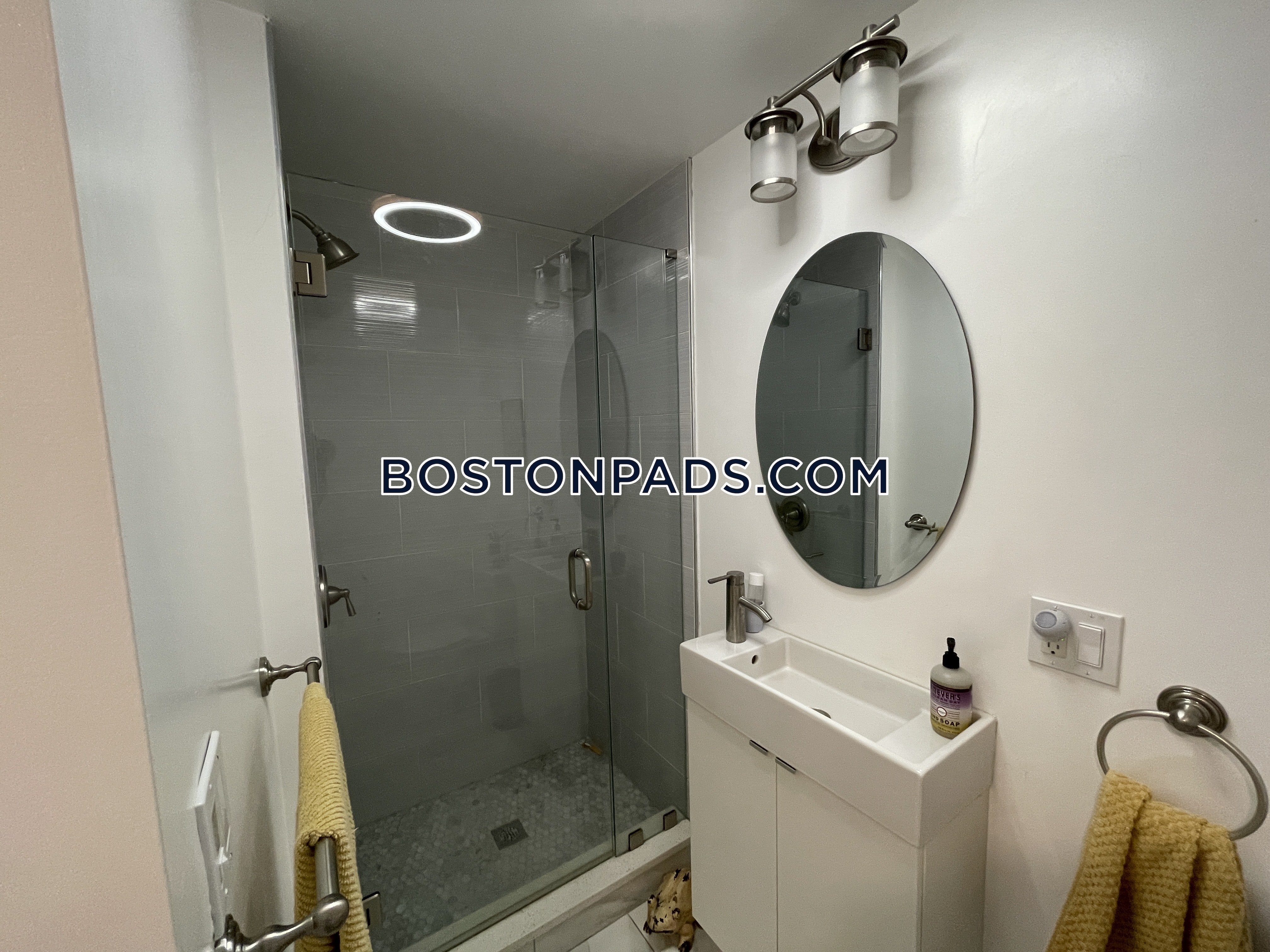 1495 Hyde Park Ave, Hyde Park