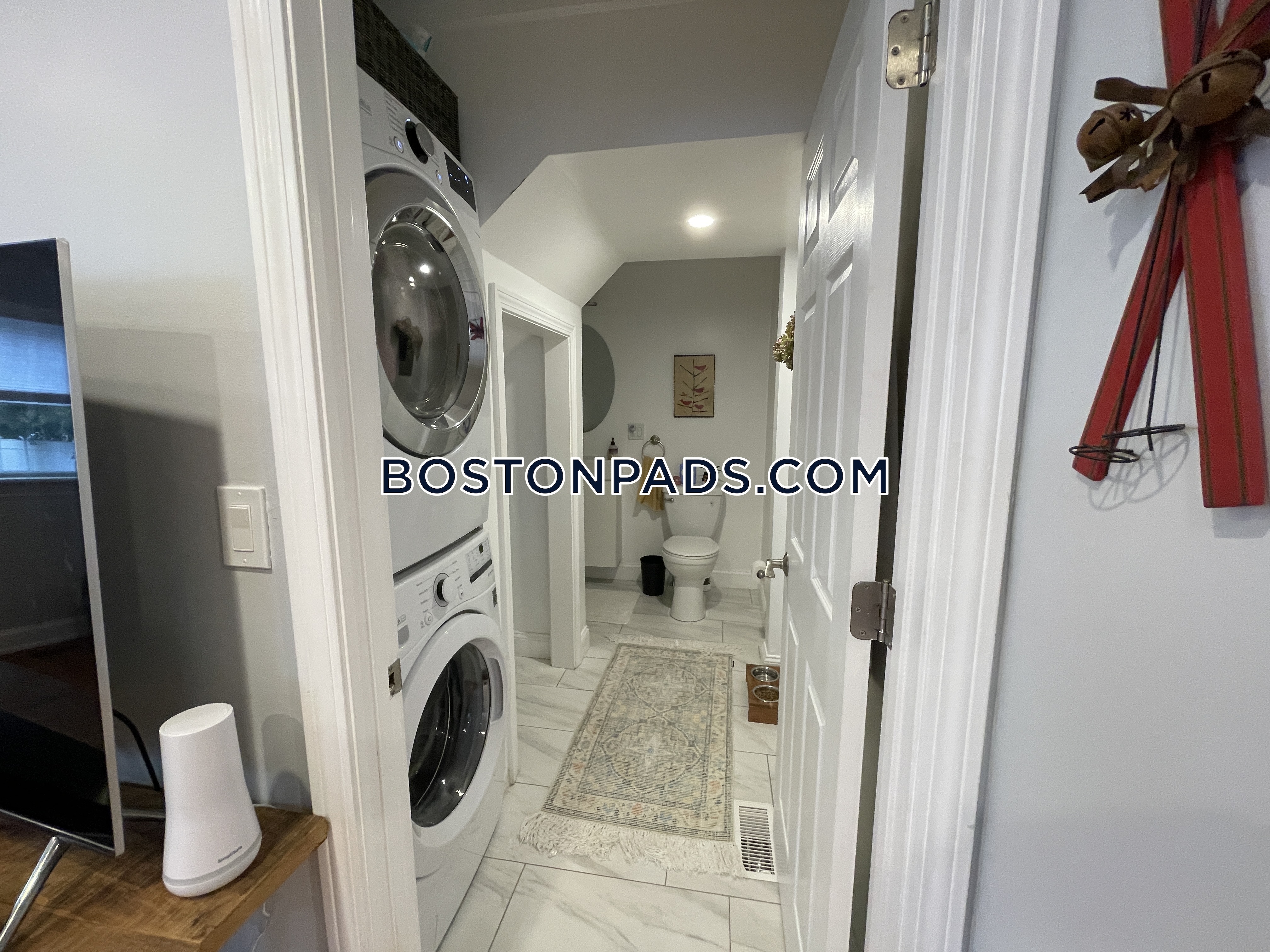 1495 Hyde Park Ave, Hyde Park