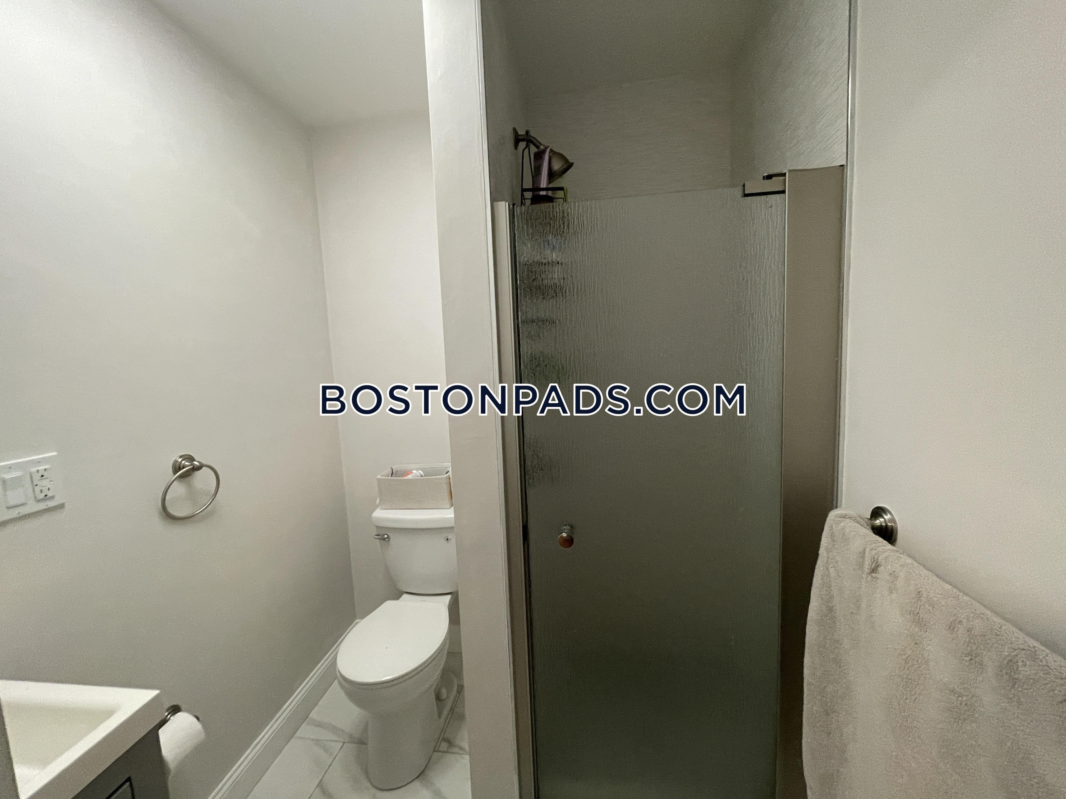 1495 Hyde Park Ave, Hyde Park