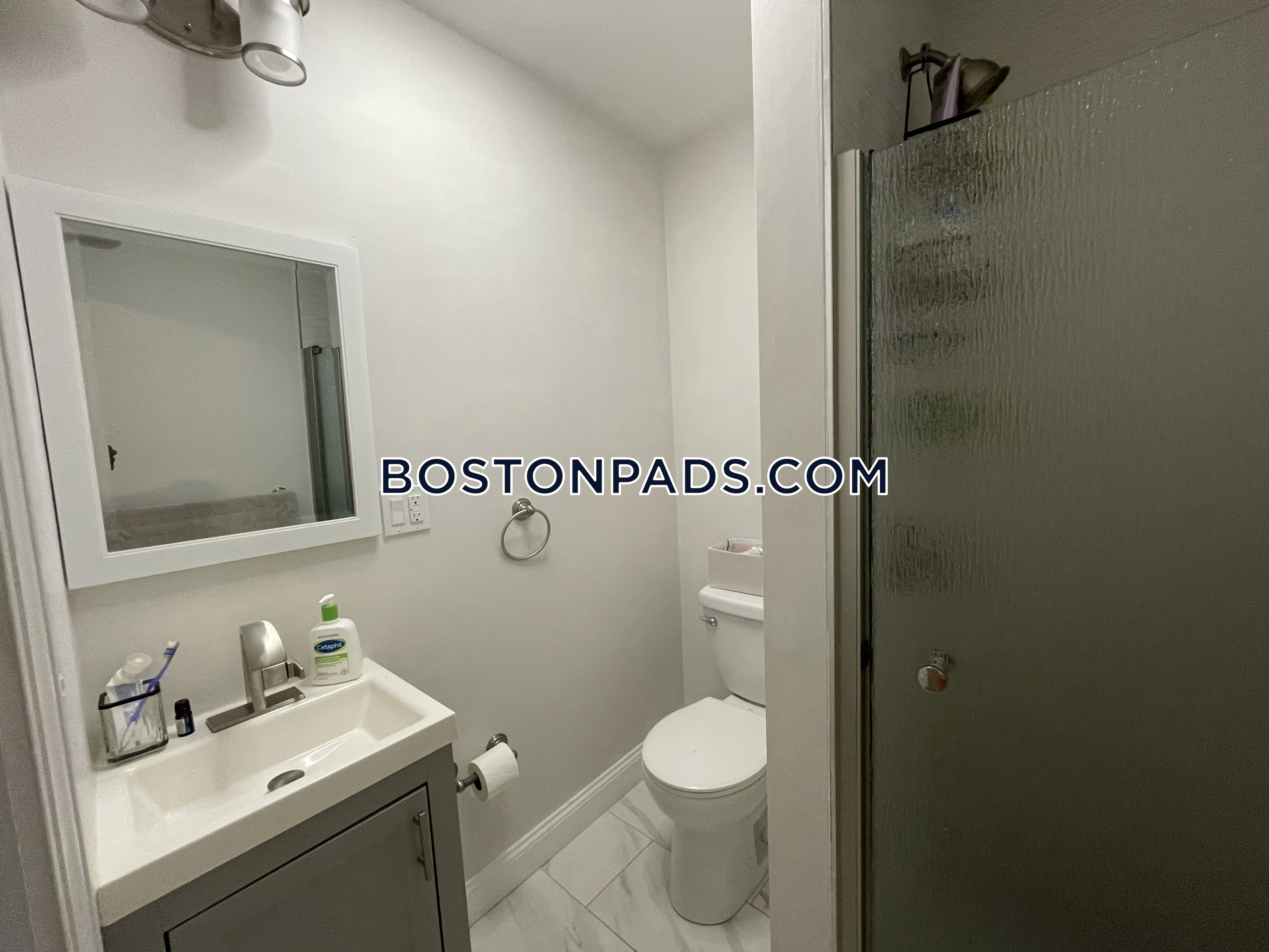 1495 Hyde Park Ave, Hyde Park