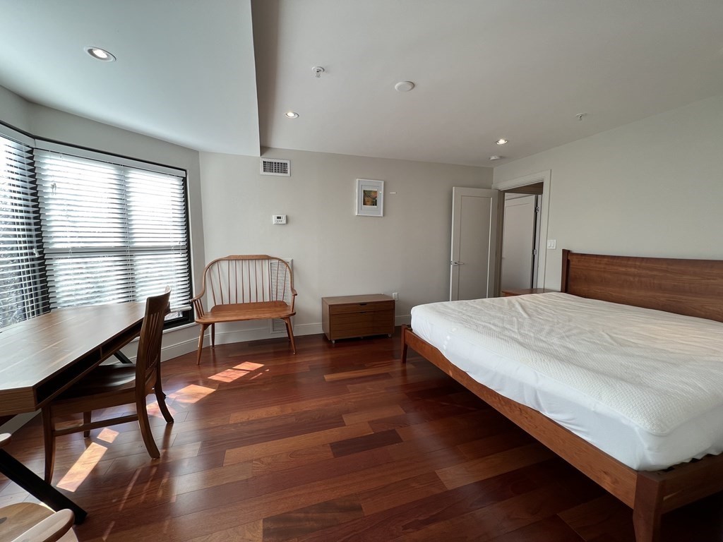 16 Harcourt St, Back Bay